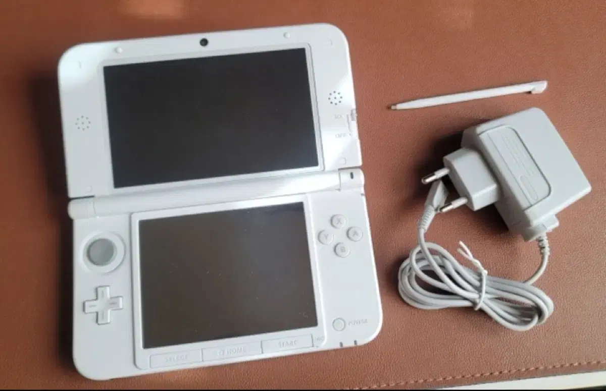 닌텐도 3DS XL 화이트 + 충전기